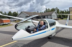 Prof. T. Rogalski w szybowcu DG 1000,