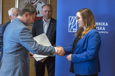 Od lewej: prof. P. Koszelnik, G. Król, absolwentka Wydziału Budownictwa, Inżynierii Środowiska i Architektury Sylwia Dąbrowska,