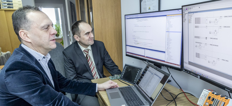 Od lewej: dr inż. B. Trybus, dr inż. J. Sadolewski,