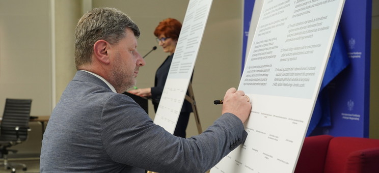 Prof. Piotr Koszelnik podpisuje Deklarację Społecznej Odpowiedzialności Uczelni,
