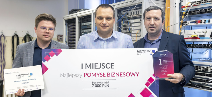Od lewej: mgr inż. Paweł Kuraś, prof. PRz Dominik Strzałka, dr Michał Piętal, 