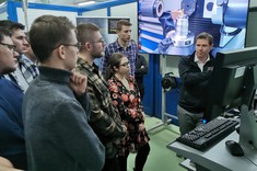 Dr inż. M. Pawłowski (pierwszy z prawej) ze studentami WBMiL,