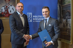 Od lewej: G. Król, absolwent Wydziału Elektrotechniki i Informatyki Marcin Witek,