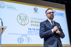 Minister M. Kulasek podczas otwarcia seminarium "Wybrane problemy chemii",
